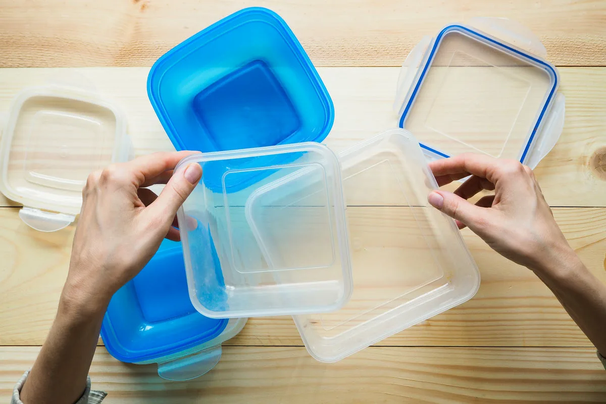 Cum să îndepărtați petele de sos din recipientele de plastic cu un truc simplu