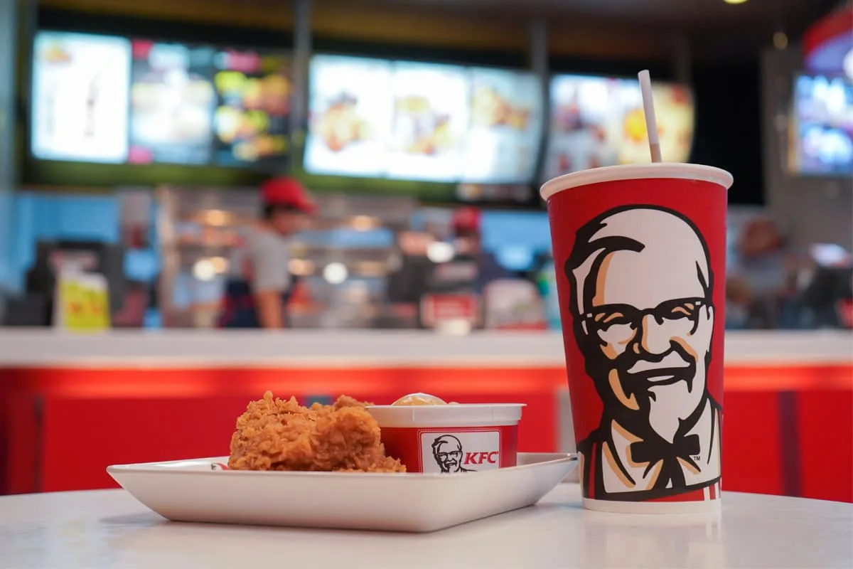 Indecopi a amendat KFC pentru refuzul de a livra anumite bucăți de pui unui client care a comandat oferta „Mega Familiar”.