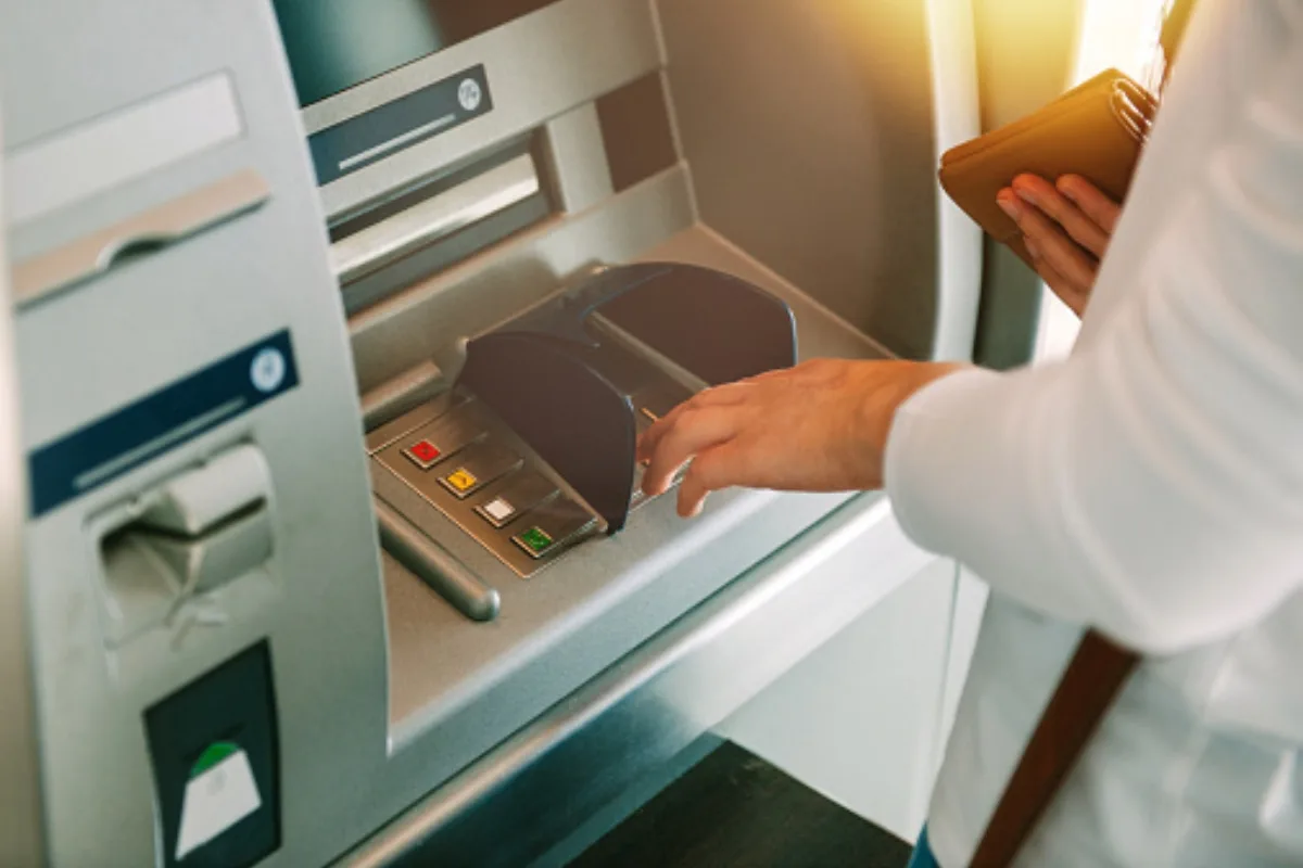 Schimbarea importantă care va avea loc la bancomate începând cu 1 iulie: cu cât cresc comisioanele bancare