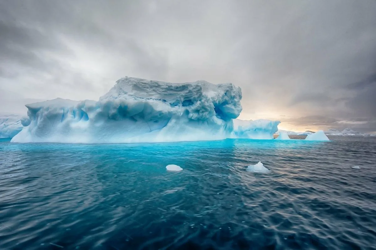 Ceva ciudat se întâmplă în Antarctica: descoperirea unui fenomen care accelerează pierderea gheții marine