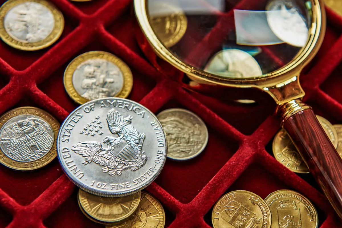 Un bătrân păstrează monede toată viața într-un vas și numără suma exactă la 91 de ani: iată cât a reușit să economisească