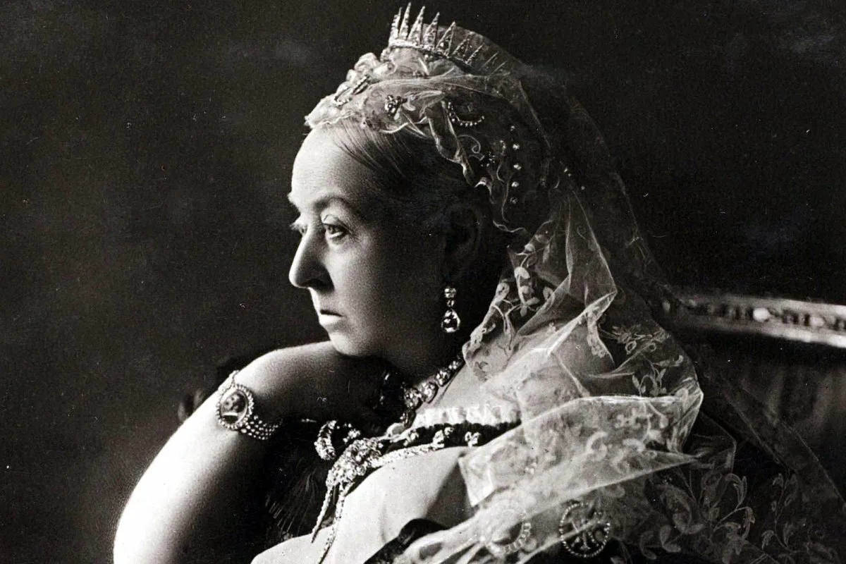 Bijuteria preferată a reginei Elisabeta, pe care Kate Middleton nu îndrăznește să o poarte: perle, diamante și un cadou foarte scump