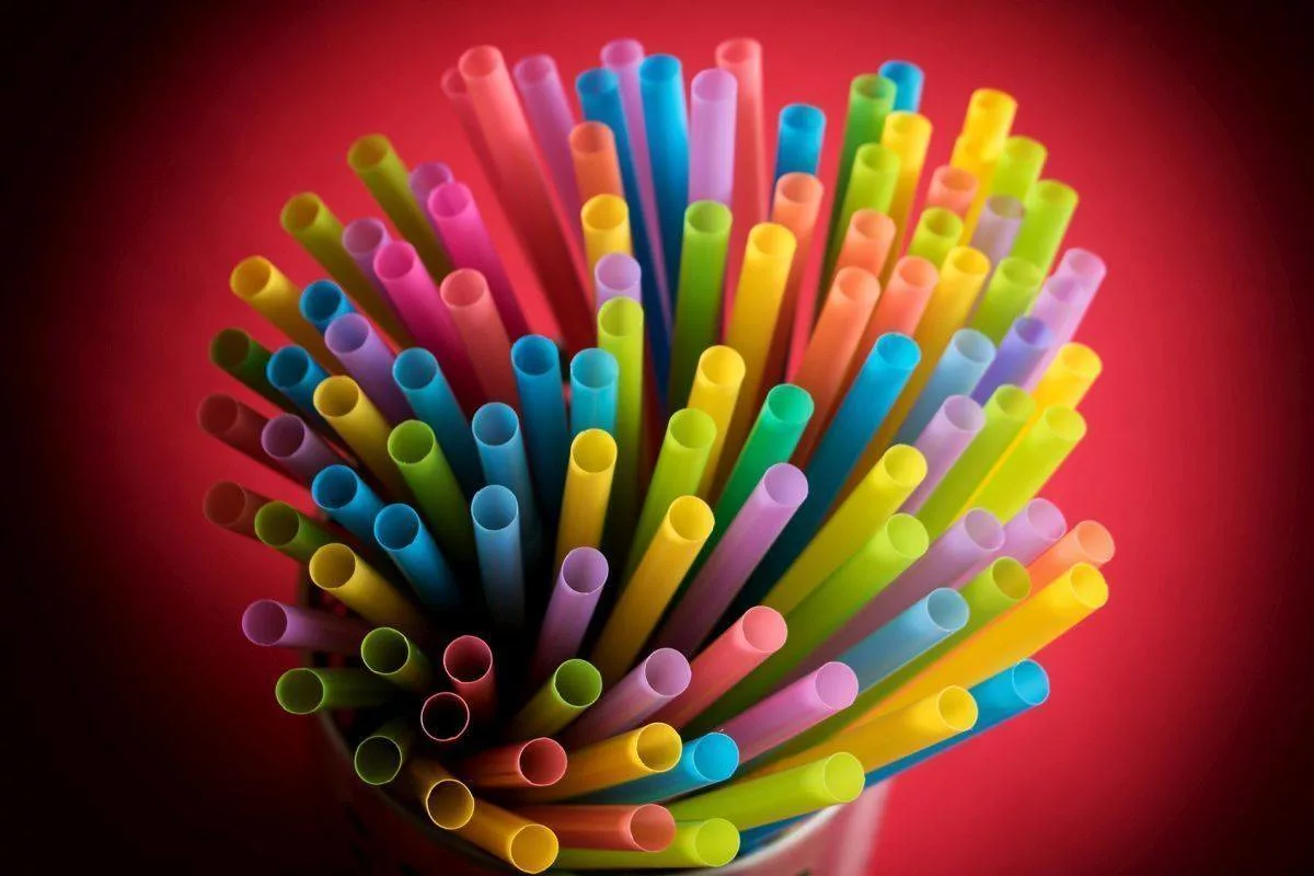 Mai ecologice, dar mai puțin sigure? S-au detectat substanțe toxice în paiele de hârtie care au înlocuit paiele de plastic