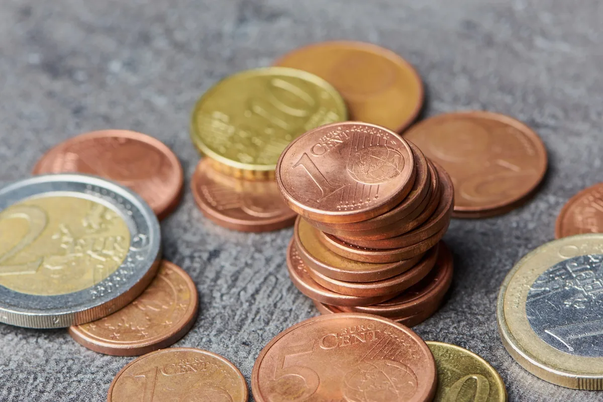 Pare obișnuită, dar valorează o avere: defectul care a făcut ca această monedă de 2 euro să crească în valoare