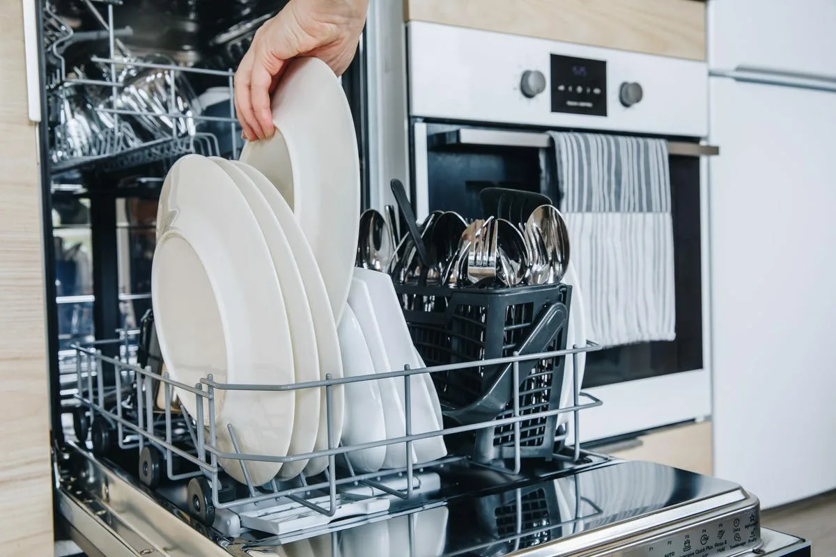 Un studiu recent relevă pericolul major al utilizării mașinii de spălat vase: „Este o acțiune aparent inofensivă”
