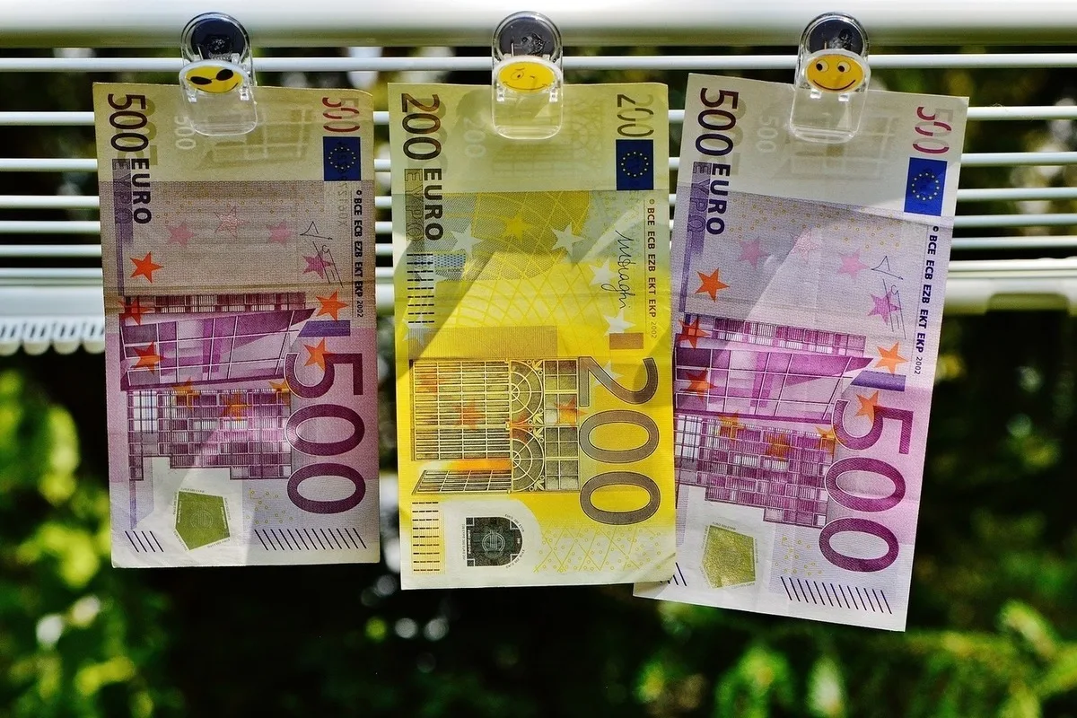 Denunță la tribunalul de gardă că bancomatul i-a dat o bancnotă falsă de 20 de euro