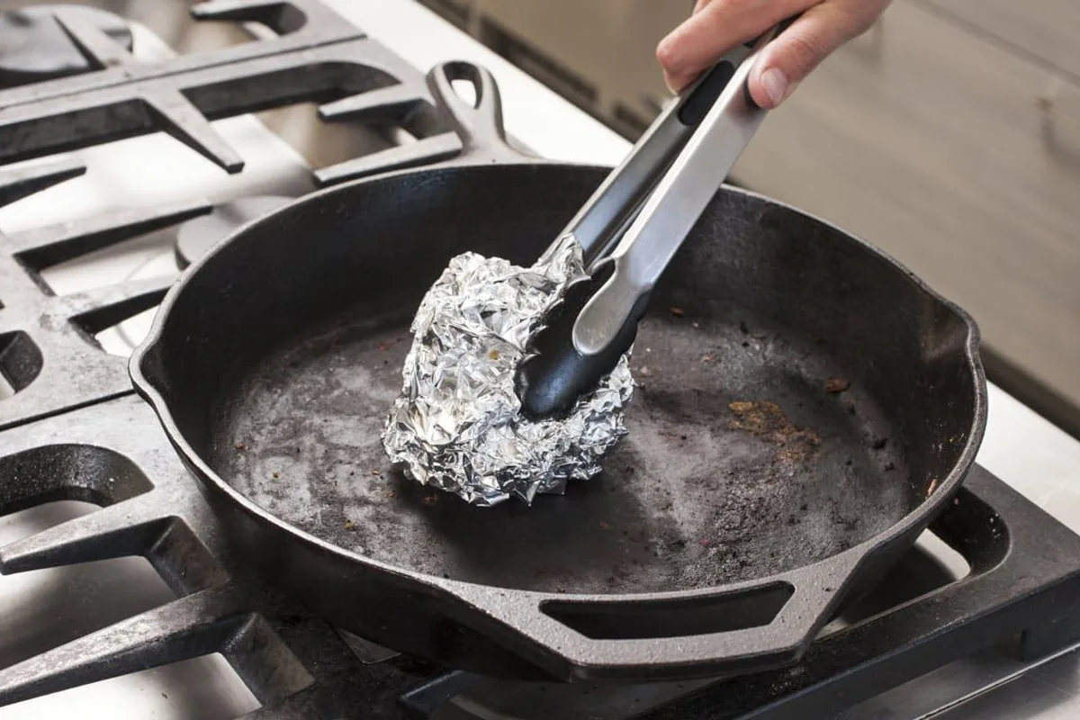 Îndepărtați fără efort grăsimea lipită de oale: trucul eficient de casă cu folie de aluminiu