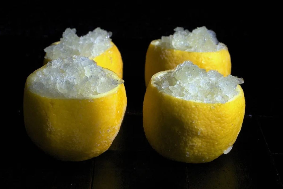 Pune coji de limon în congelator: de ce se recomandă acest lucru și la ce servește
