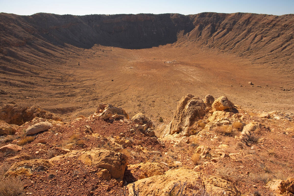 Găsește o piatră în mijlocul deșertului Sahara și ajunge să fie cea mai scumpă bucată de rocă marțiană din istorie