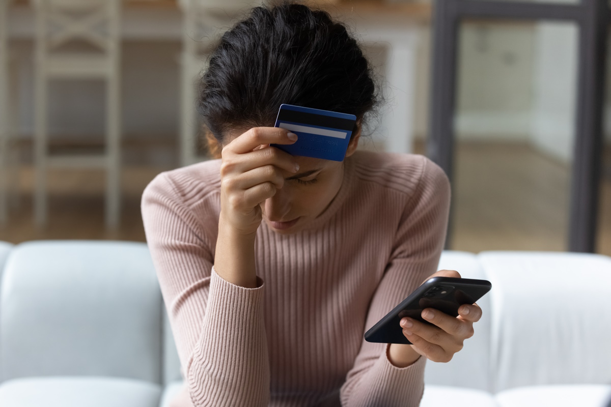 Escrocherie sofisticată care golește conturile bancare de la bancomate prin intermediul telefoanelor mobile