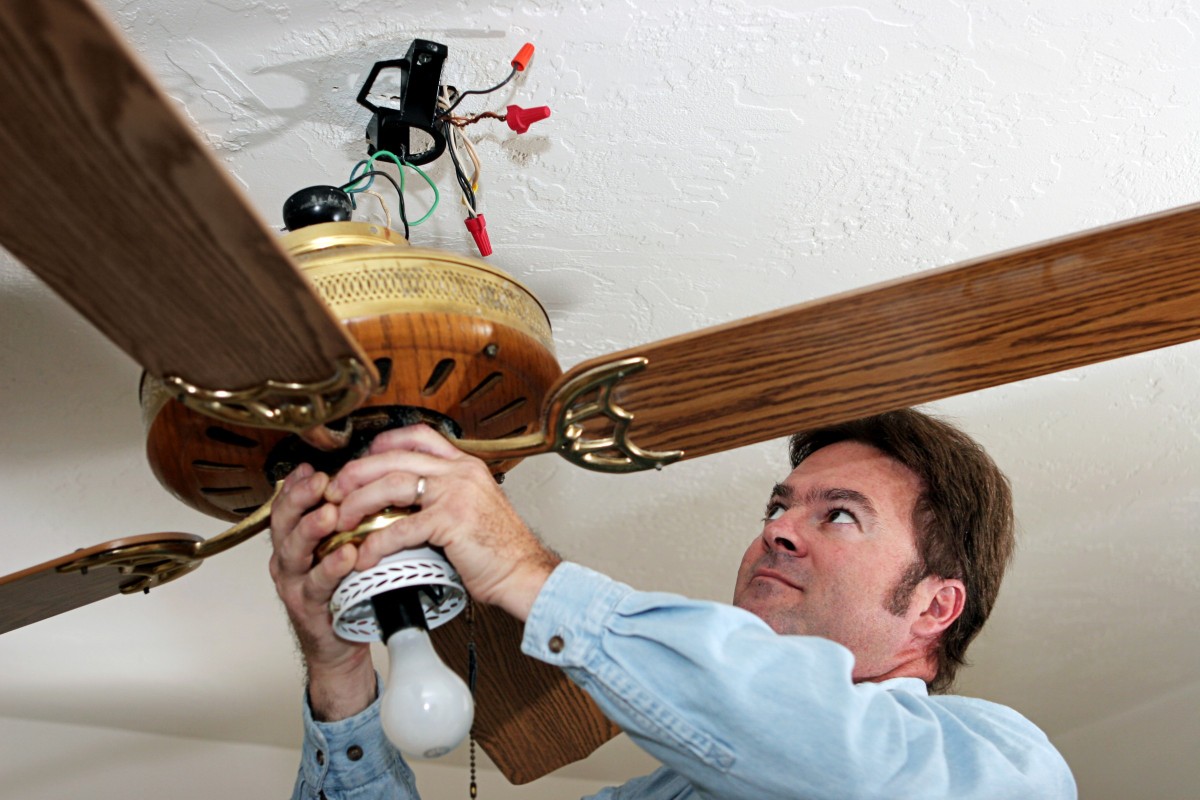 Instalarea corectă a unui ventilator de tavan este esențială, iar dacă acesta are și un aspect estetic, cu atât mai bine: acest inginer electrician mi-a răspuns la toate întrebările.