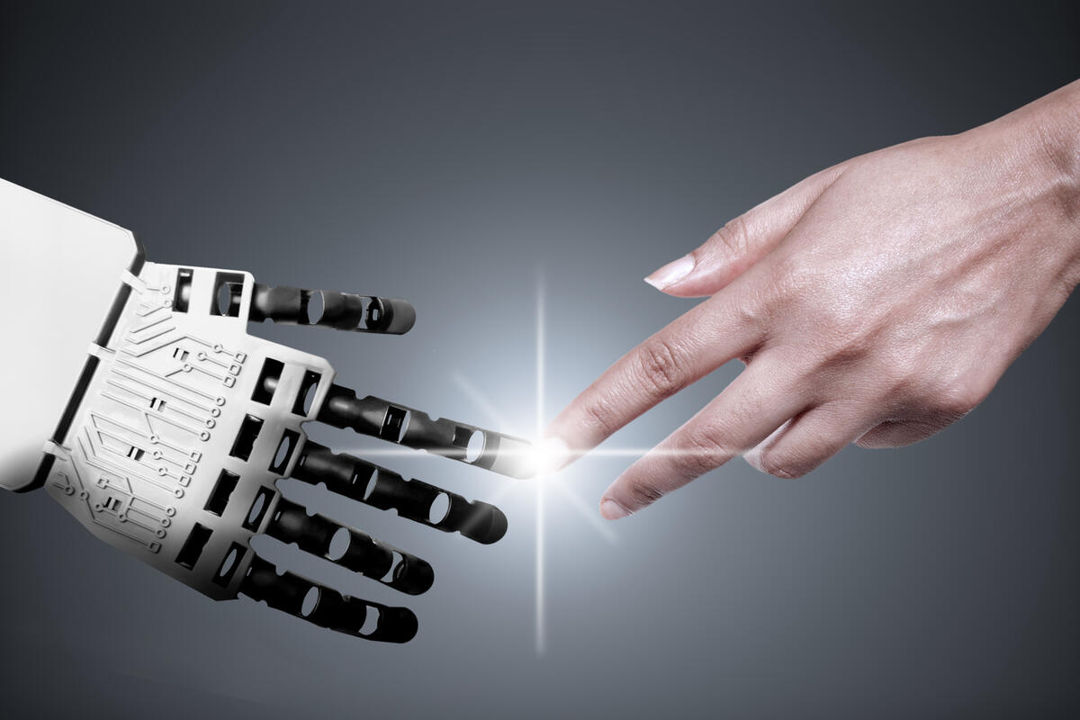 Pielea artificială care simte căldura și tăieturile este deja reală. Este primul pas important pentru ca roboții să semene mai mult cu noi