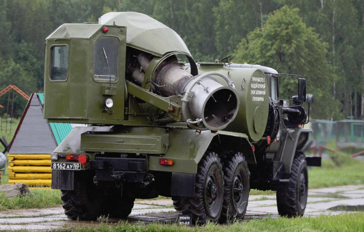 Tu folosești un Karcher pentru a spăla mașina. Rusia a montat un turborector de avion într-un camion pentru a-și curăța tancurile și navele
