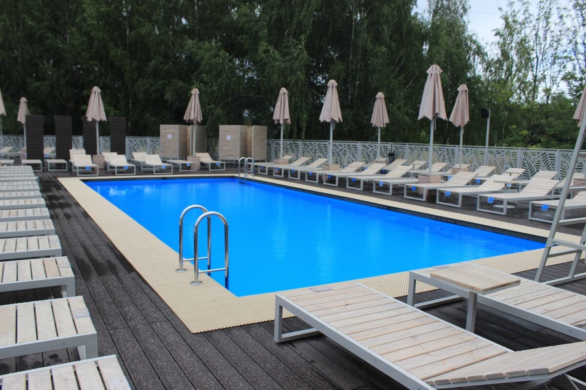 Unii oameni își închiriază piscina și grădina pe ore în timpul verii: avantajele și dezavantajele, atât pentru utilizatori, cât și pentru proprietari