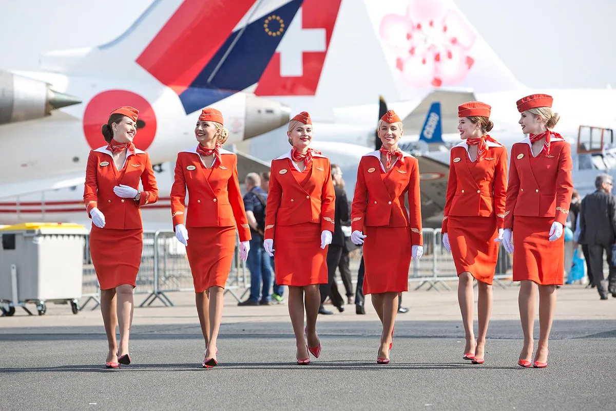 Cât câștigă o însoțitoare de zbor în Spania: salarii la Iberia, Ryanair, Vueling, Air Europa, easyJet și alte companii