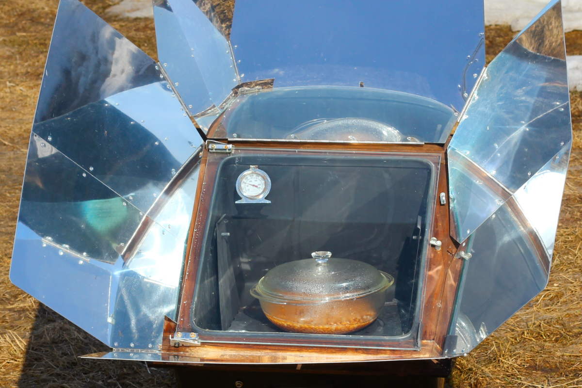 Gătitul cu căldura soarelui: cuptoare solare de casă din cutii și folie de aluminiu