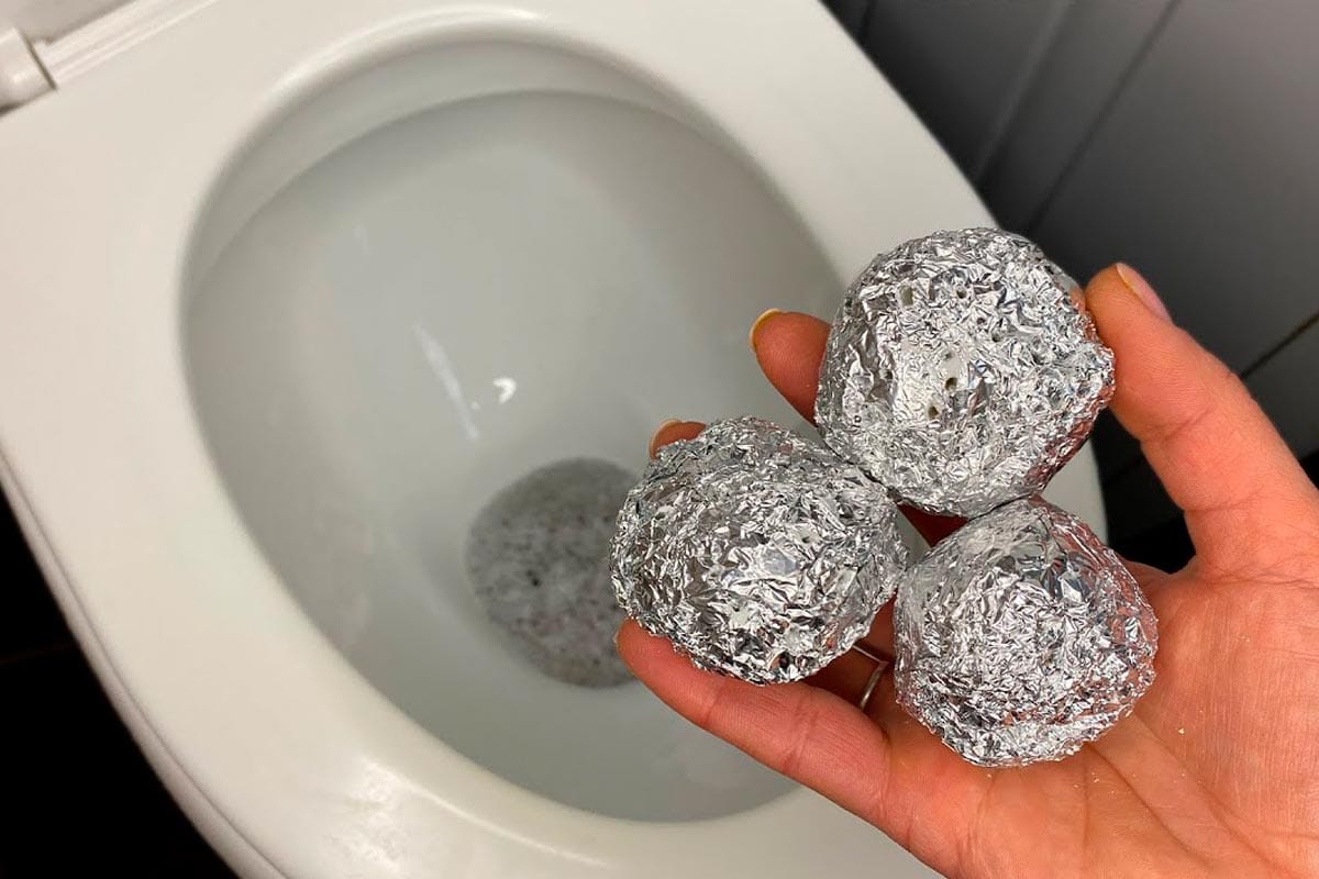 Trucul bunicii pentru a nu vă mai face griji pentru curățenia toaletei: sunt suficiente trei bile de folie de aluminiu